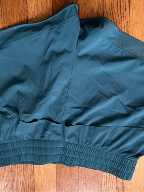 Athleta Teal mesh racer 2.5 inch short with Wide Elastic Waistband